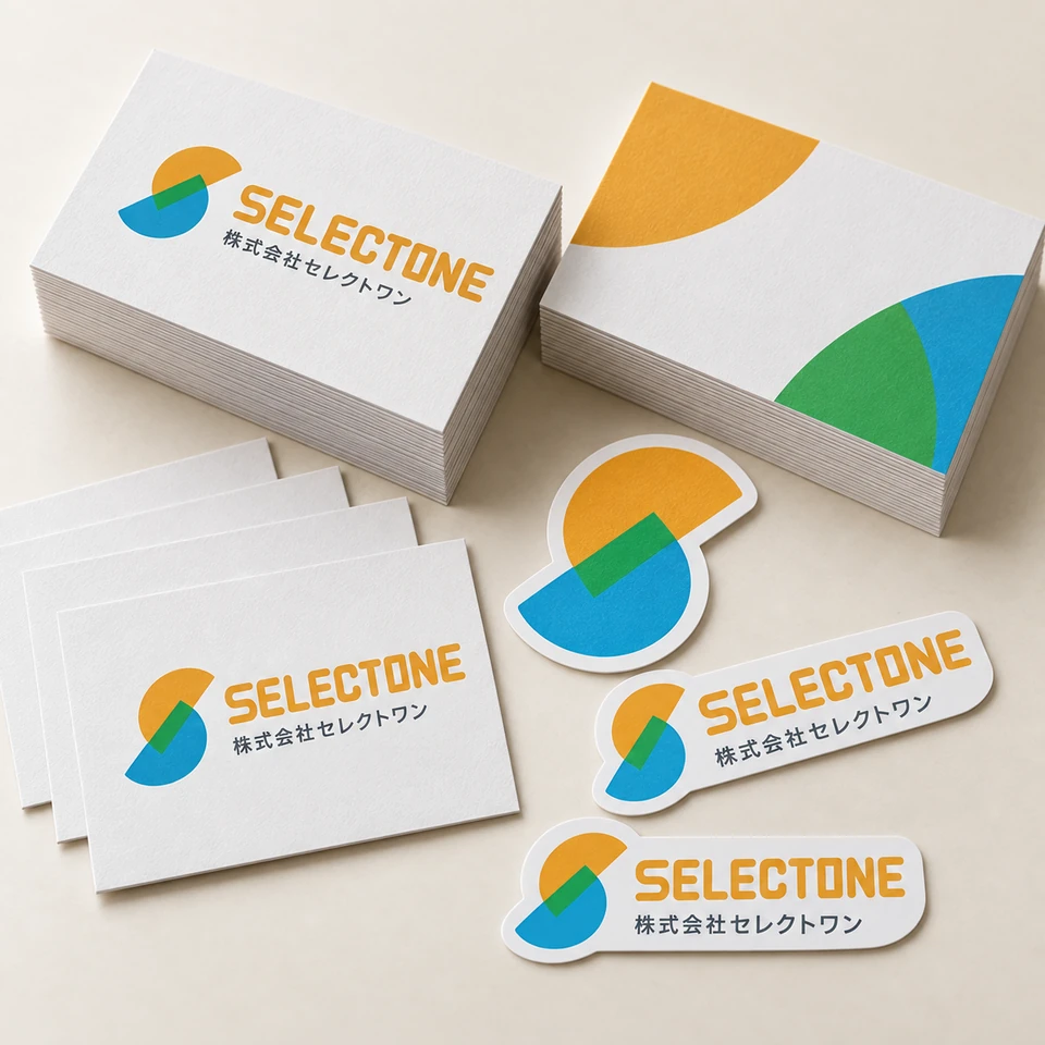 セレクトワンの正式ロゴと社名を使った白い名刺とロゴ形状のステッカーの制作イメージ